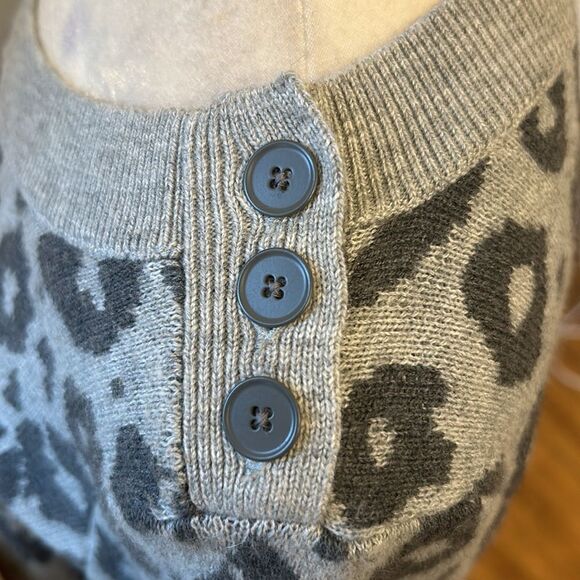 Gap gray leopard print long sleeve crewneck sweater Size M EUC - Picture 7 of 10